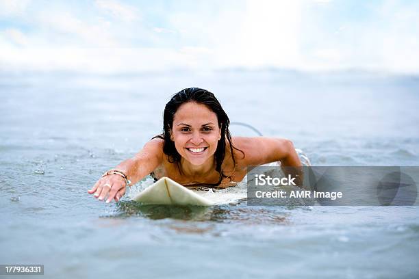 Sportowy Kobieta Surferka - zdjęcia stockowe i więcej obrazów Aktywność sportowa - Aktywność sportowa, Aktywny tryb życia, Bikini