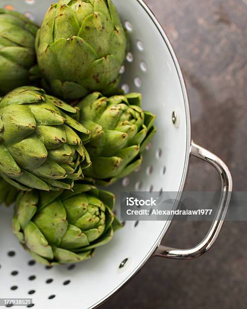 Artichokes Orgánicos Foto de stock y más banco de imágenes de Alcachofa - Alcachofa, Alimento, Comida sana