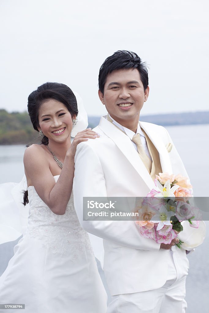 Junges Paar in Hochzeit - Lizenzfrei Anziehen Stock-Foto