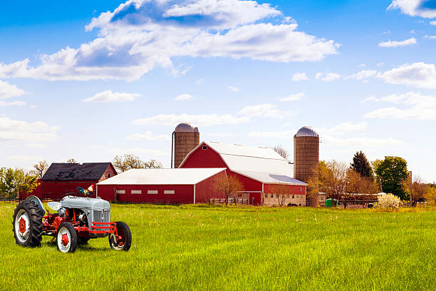 tradizionale americano rosso fattoria con trattore - farm barn foto e immagini stock