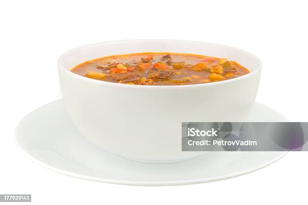 Tigela De Sopa De Carne De Bovino De Legumes Em Um Fundo Branco - Fotografias de stock e mais imagens de Cevada