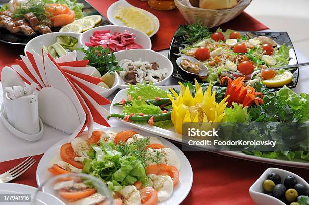 Photo libre de droit de Coupe Légumes Colorés Décorées Grande Variété De Plats banque d'images et plus d'images libres de droit de Aliment