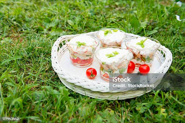 Salada Fresca Com Tomate Cereja - Fotografias de stock e mais imagens de Alimentação Saudável - Alimentação Saudável, Ao Ar Livre, Comida