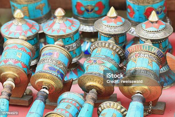 Photo libre de droit de Roues De Prière Bouddhiste À Pashupatinath Katmandou Népal 3 H 01 banque d'images et plus d'images libres de droit de Bleu