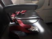 leerer-flugzeugkabinensitz-mit-rotem-sicherheitsgurt.jpg?b=1&s=170x170&k=20&c=1lk8gU4Q6U-Sj7myyrBMjhBRGSz0Dmq2QFxOdBql_oU=