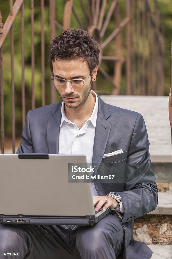 Junger Geschäftsmann mit Computer neben dem Swimmingpool - Lizenzfrei Ein Mann allein Stock-Foto