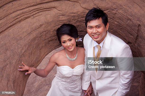 Junges Paar In Hochzeit Stockfoto und mehr Bilder von Anziehen - Anziehen, Anzug, Asiatische Kultur