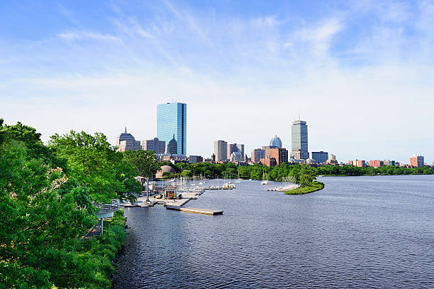 panorama de boston - boston skyline charles river blue photos et images de collection