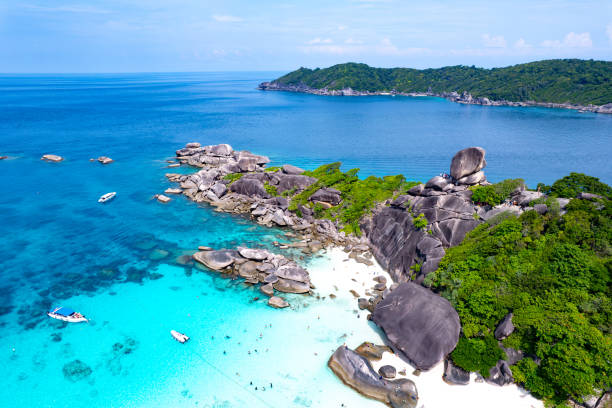 vista aérea de las islas similan, el mar de andamán, las aguas azules naturales, el mar tropical de tailandia. el hermoso paisaje de la isla es impresionante. - nautical vessel sky andaman sea beach fotografías e imágenes de stock