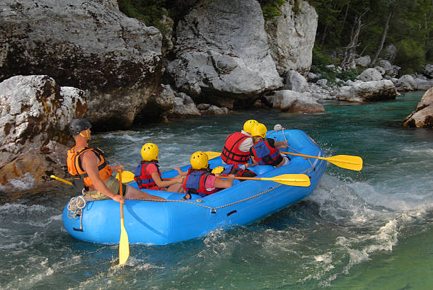 급류 래프팅 굴절률은 래피즈/강 - rafting strength excitement men 뉴스 사진 이미지