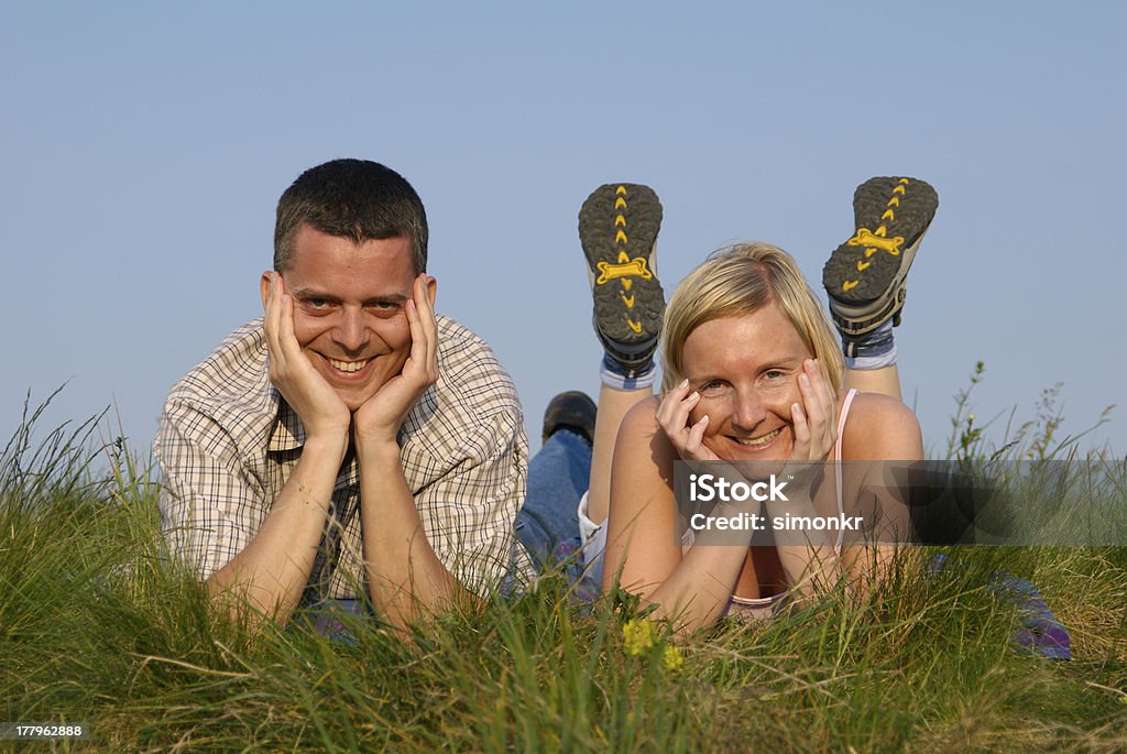 Junges Paar in der Natur - Lizenzfrei Bewegung Stock-Foto
