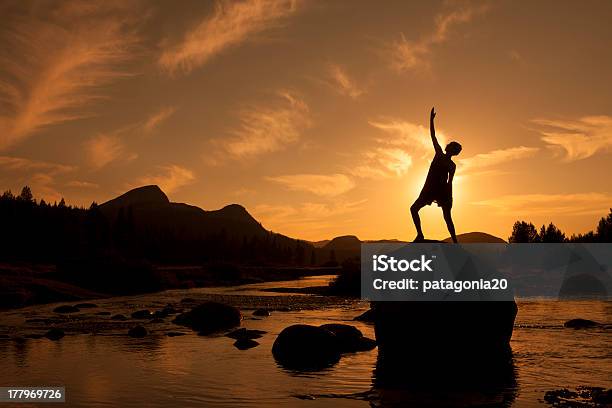 Silhueta De Ioga Ao Ar Livre Inverter Guerreiro - Fotografias de stock e mais imagens de Adulto - Adulto, Ao Ar Livre, Beleza natural