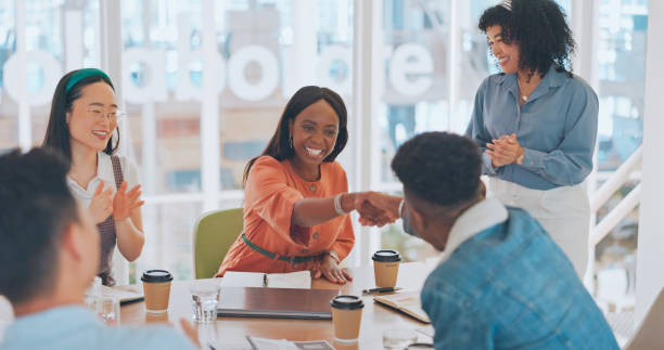Welcome, handshake and applause with business people in meeting for onboarding, partnership and success. Deal, congratulations and achievement with employee in boardroom for planning, target and sale bienvenida, apretón de manos y aplausos por parte de los empresarios en la reunión para la incorporación, la asociación y el éxito. trato, felicitaciones y apretón de manos por parte del empleado en la sala de juntas para la contratación, celebraci�