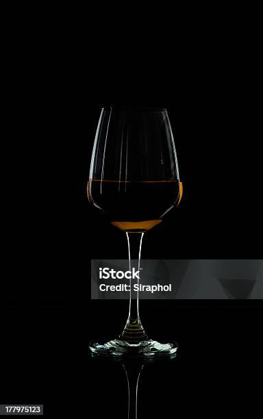 Wina Szkło W Blackdrop - zdjęcia stockowe i więcej obrazów Abstrakcja - Abstrakcja, Bez etykiety, Bez ludzi