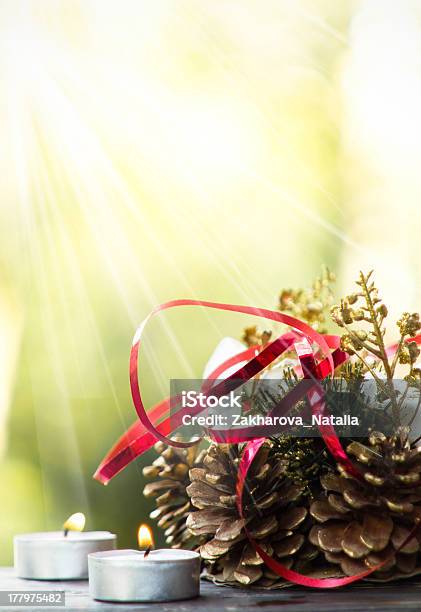 Composição De Natal Com Velas E Decorações - Fotografias de stock e mais imagens de Acender - Acender, Agulha - Loja de Miudezas, Amostra de Cor