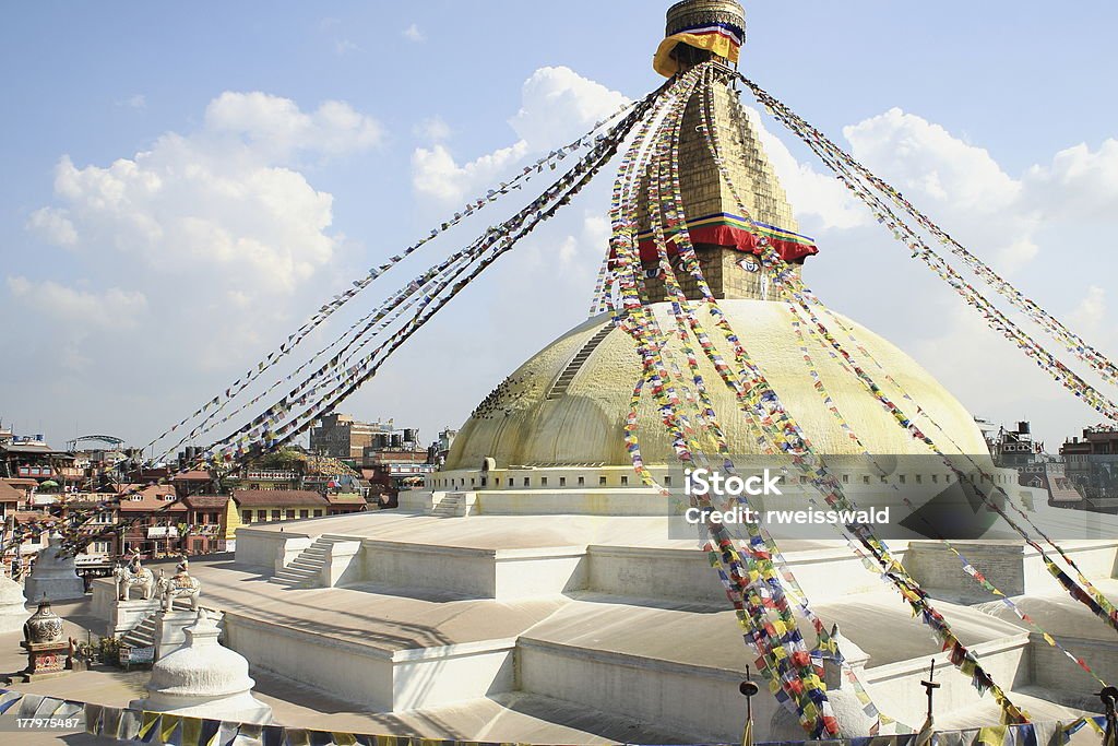 Big por estupa de Boudhanath-Bodhnath con oración budistas Banderas. Katmandú-Nepal. 0312 - Foto de stock de Bandera libre de derechos