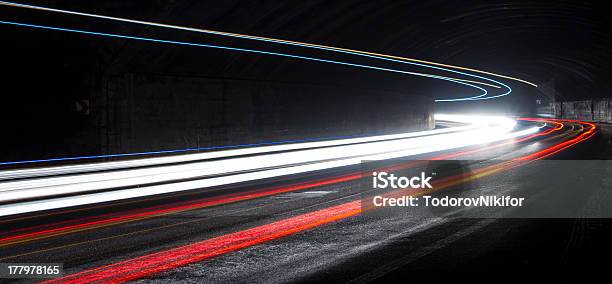 自動車ライトトレイルズのトンネル - デジタル合成のストックフォトや画像を多数ご用意 - デジタル合成, トラック, トンネル