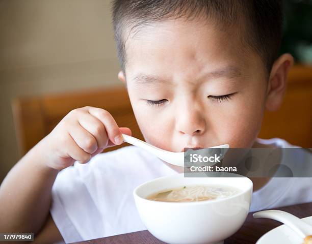 Mangiare La Prima Colazione - Fotografie stock e altre immagini di 2-3 anni - 2-3 anni, Abbondanza, Affamato