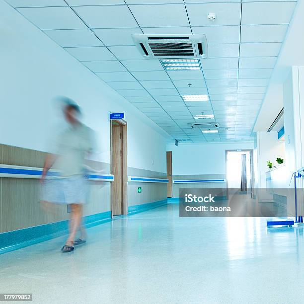 Hospital Hallway - Fotografias de stock e mais imagens de Hospital - Hospital, Teto, A caminho