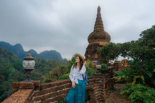 femme regardant la jungle depuis un temple en thaïlande - phuket province thailand tourist asia photos et images de collection