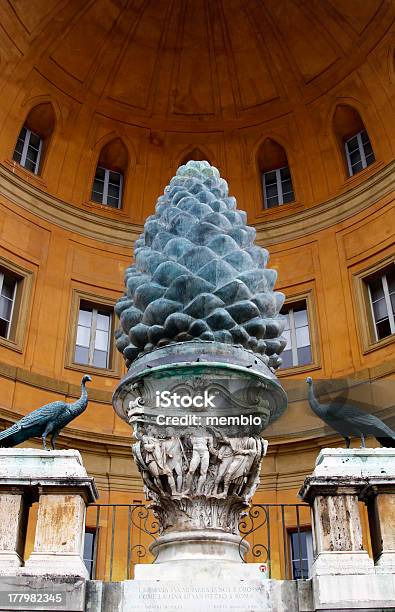 Patio Del Pinecone Foto de stock y más banco de imágenes de Aire libre - Aire libre, Ciudades capitales, Creatividad