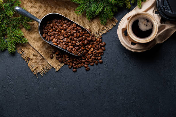 Taza de café y ramas de abeto en un entorno acogedor - foto de stock