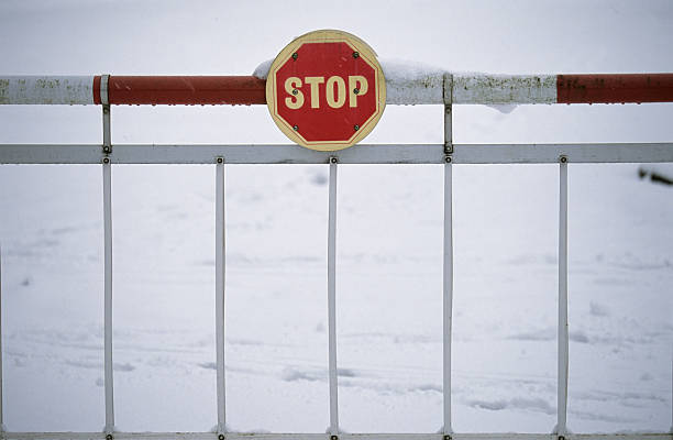 angleterre-stop avec porte et la neige - stop mot anglais photos et images de collection