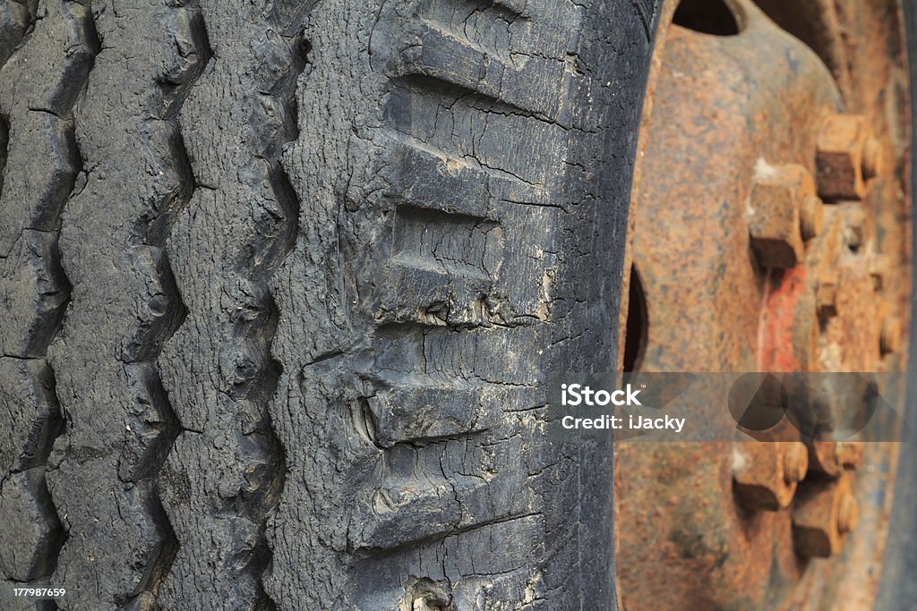 Old tire - Foto de stock de 4x4 libre de derechos