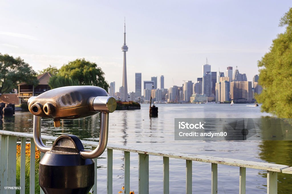 Paire de jumelles et une vue de Toronto depuis l'île - Photo de Toronto libre de droits