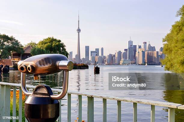 Photo libre de droit de Paire De Jumelles Et Une Vue De Toronto Depuis Lîle banque d'images et plus d'images libres de droit de Toronto