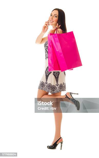 Giovane Ragazza Con Borse E Telefono Cellulare - Fotografie stock e altre immagini di Donne - Donne, Solo una donna, Bellezza