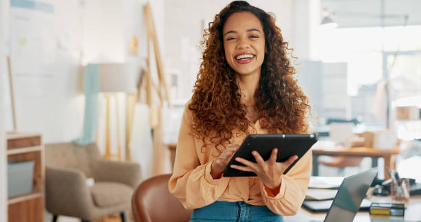 Designer de portraits, de tablettes et de femmes noires dans un bureau pour la planification, la stratégie ou la recherche créative. Technologie, sourire et commande en ligne avec un jeune employé ou un propriétaire de petite entreprise sur un lieu de  - Photo