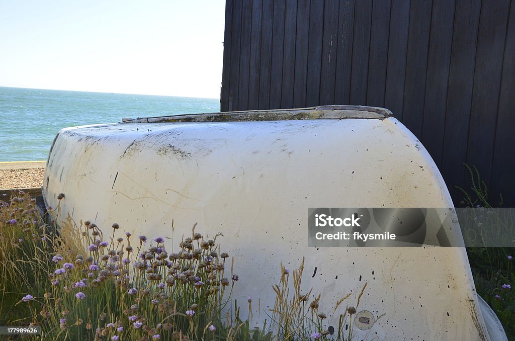 Abandonado plataforma flotante - Foto de stock de Bote neumático libre de derechos