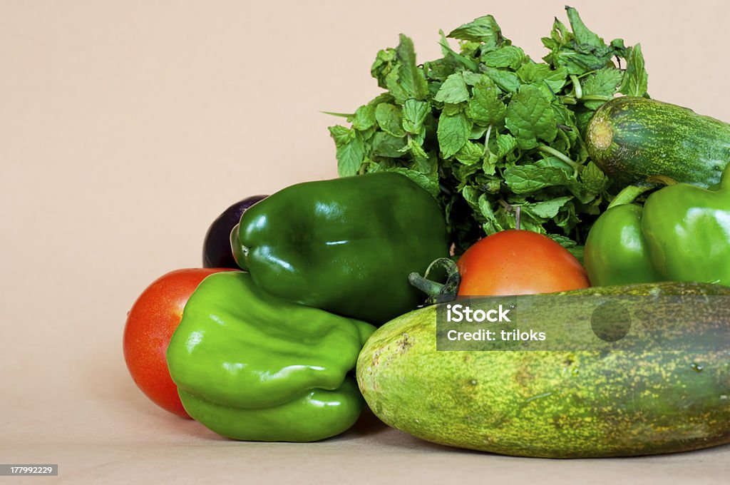 Verduras frescas aislado amarillo - Foto de stock de Frescura libre de derechos