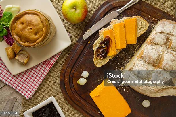 Ploughman S Lunch Auswahl Von Oben Mit Cutbrot Stockfoto und mehr Bilder von Beige - Beige, Blatt - Pflanzenbestandteile, Braun