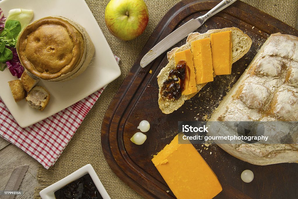 Almuerzo de pan con queso y encurtidos propagado desde arriba con pan de corte - Foto de stock de A cuadros libre de derechos