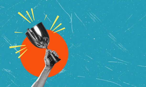 un collage artístico contemporáneo con una mano sosteniendo un trofeo. - logro fotografías e imágenes de stock