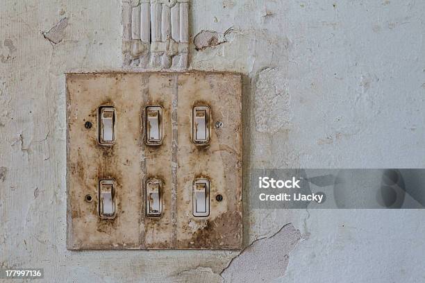 Foto de Old Interruptores De Luz e mais fotos de stock de Antigo - Antigo, Botão - Peça de Máquina, Branco