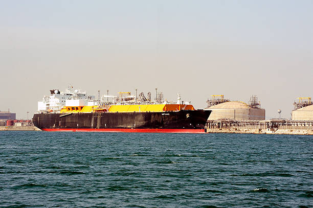 istock quay methane tanker to discharge 177998696