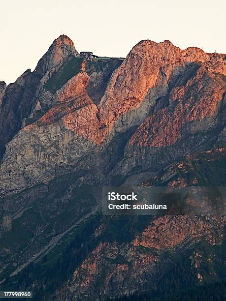 Mount Nahegelegenen Berge Pilatus In Rot Stockfoto und mehr Bilder von Abenddämmerung - Abenddämmerung, August, Außenaufnahme von Gebäuden