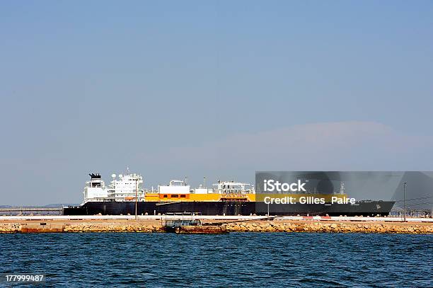 Quay Metano Nave Cisterna Di Scarico - Fotografie stock e altre immagini di Affari - Affari, Ambiente, Caricare - Attività