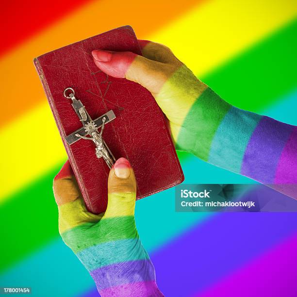 Foto de Mão Segurando Um Problema Muito Antigo Bíblia Bandeira Arcoíris e mais fotos de stock de Adulto