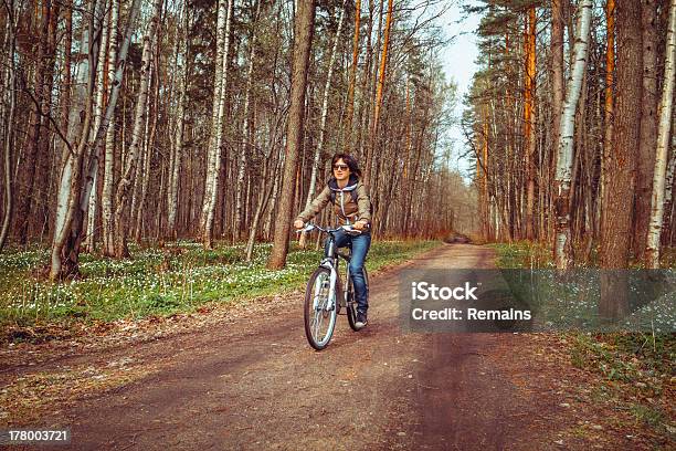 Bicicleta De Equitação Jovem Mulher Em Uma Floresta - Fotografias de stock e mais imagens de Adulto