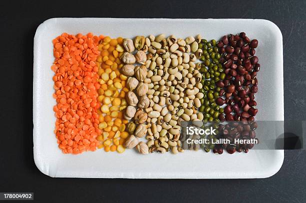 Foto de Sementes Grãos Sobre Prato Branco Em Fundo Preto Vista Superior e mais fotos de stock de Agricultura