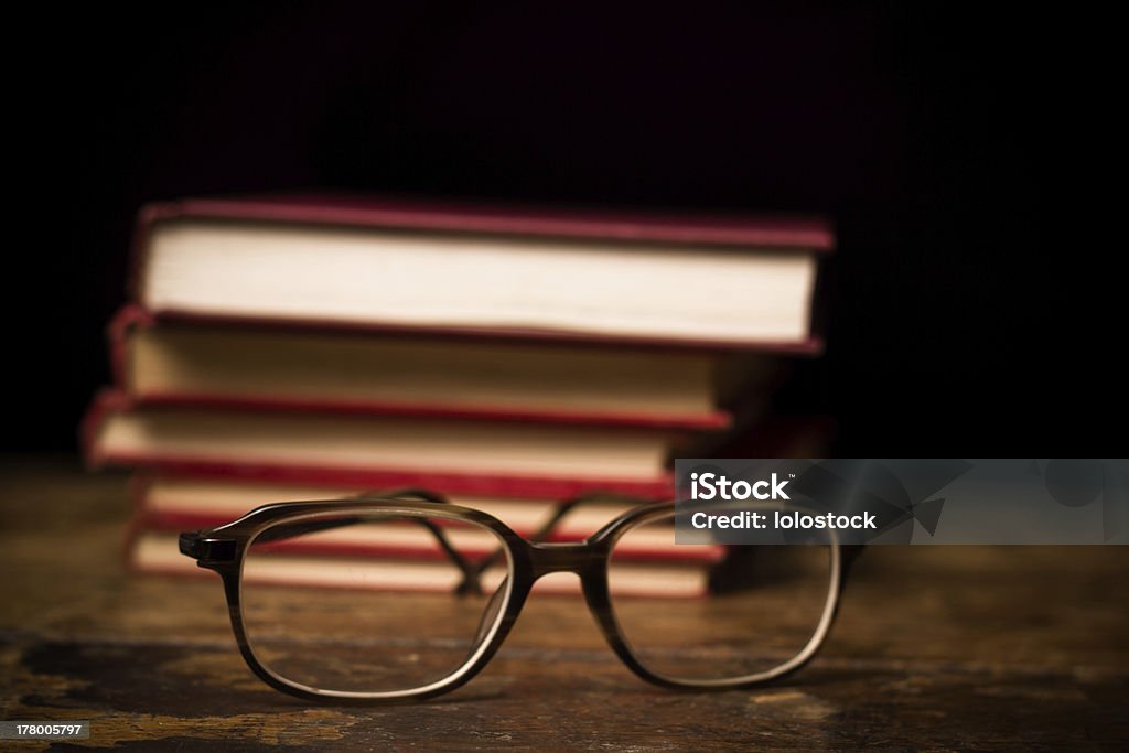 Caixas de livros com um par de óculos - Foto de stock de Antigo royalty-free