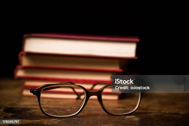 Livros Empilhados Com Um Par De Óculos - Fotografias de stock e mais imagens de Antigo - Antigo, Arte, Arte e Artesanato - Arte visual
