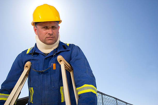 travailleur de la construction avec une blessure - neck brace manual worker physical injury white collar worker photos et images de collection