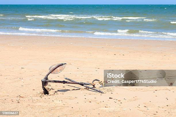 Traditionellen Kleinen Rostige Anker Auf Den Strand Am Meer Stockfoto und mehr Bilder von Alt