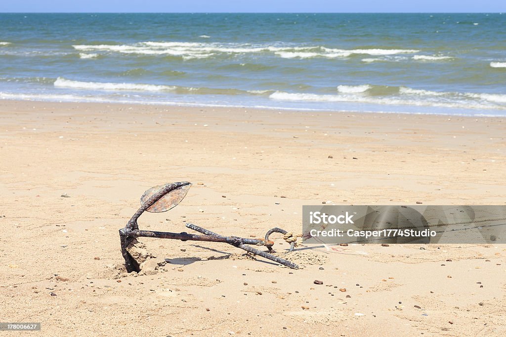 Petite rouillé ancre classique sur la plage de la mer - Photo de Ancre libre de droits