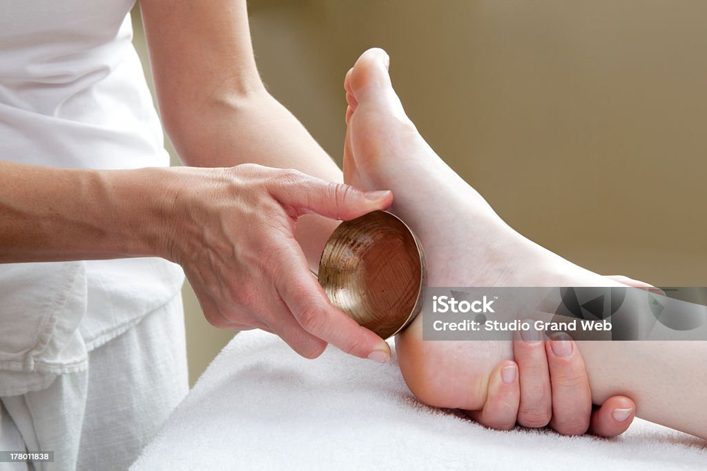 Massagem nos Pés com Tigela de bronze - Royalty-free Aiurveda Foto de stock